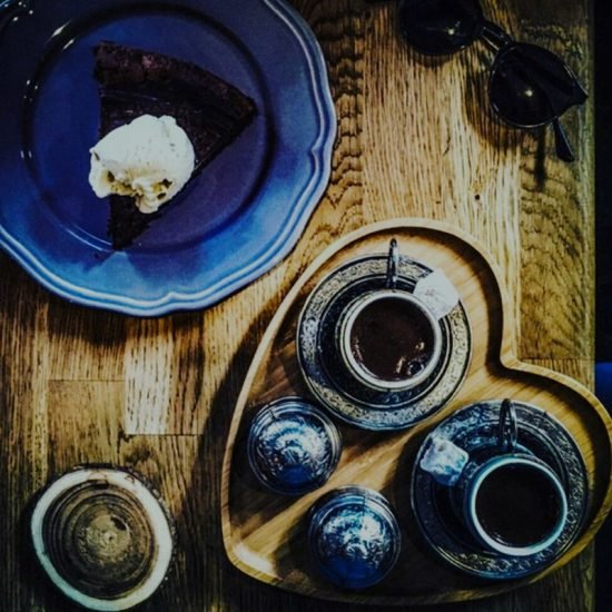 Coffee and cake served on wooden tray